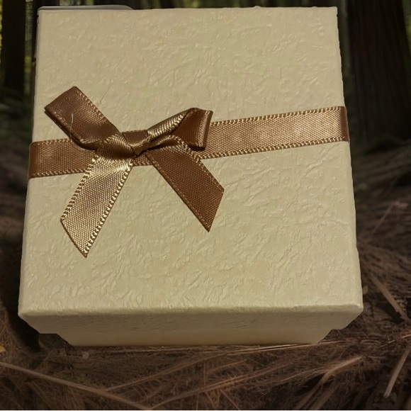 Ladys Silver 32 Rhinestone Studs Japan MVMT Stainless Steel Back New Battery VTG - Picture 3 of 8